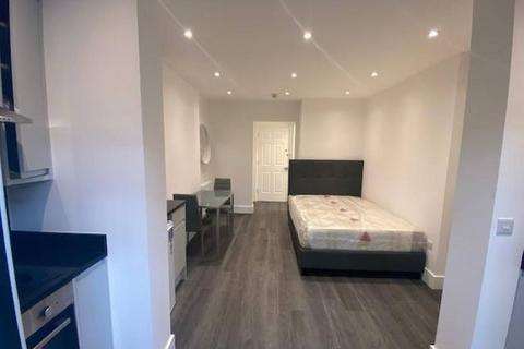 Studio to rent, Nevern Square, Earls Court, London, SW5