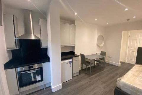 Studio to rent, Nevern Square, Earls Court, London, SW5