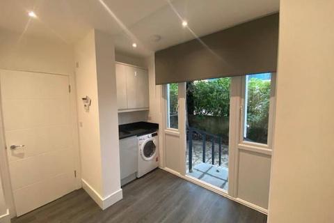 Studio to rent, Nevern Square, Earls Court, London, SW5