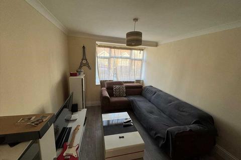 3 bedroom semi-detached house to rent, Birkbeck Road, Romford, Romford