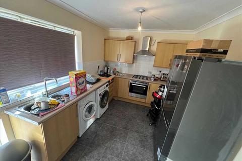 3 bedroom semi-detached house to rent, Birkbeck Road, Romford, Romford