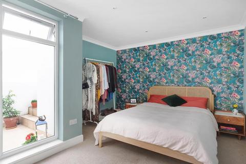 2 bedroom flat for sale, Lavender Hill, Battersea