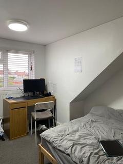 2 bedroom flat to rent, Mandeville Road, Northolt UB5