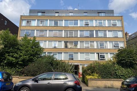 Studio to rent, Keswick Road, Putney, SW15 £1325 pcm £305 pw