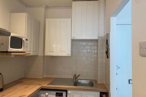 Studio to rent, Keswick Road, Putney, SW15 £1325 pcm £305 pw