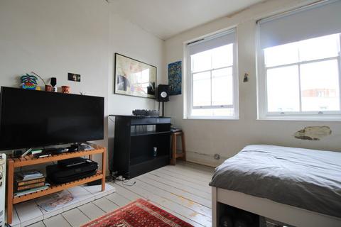 Studio to rent, Mare Street, London E8