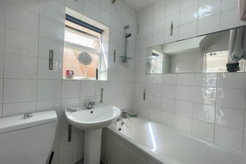 1 bedroom in a house share to rent, Fairfield Drive, Perivale UB6