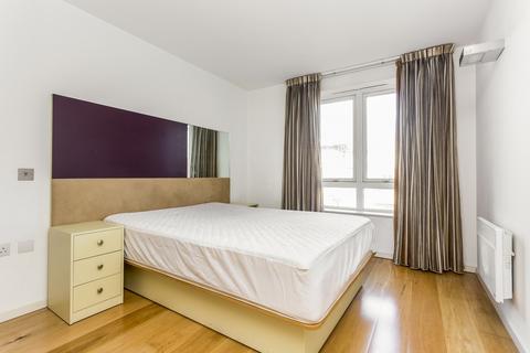 2 bedroom flat to rent, Regency Court, High road E18