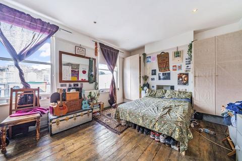 3 bedroom apartment to rent, Fenwick Road, London