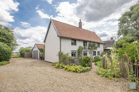 4 bedroom detached house for sale, Norwich Road, Tacolneston