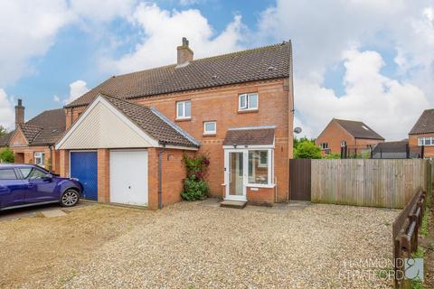 3 bedroom end of terrace house for sale, Flowerdew Close, Hethersett