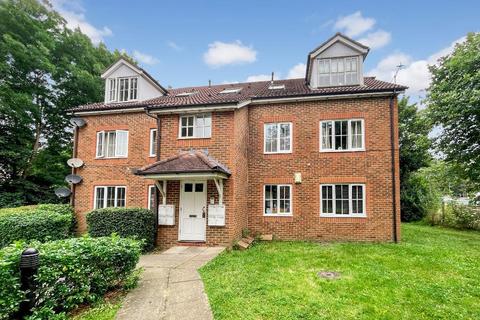 2 bedroom flat for sale, Rowan House, Aspen Vale, Whyteleafe, Surrey, CR3 0XH