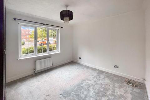 2 bedroom flat for sale, Rowan House, Aspen Vale, Whyteleafe, Surrey, CR3 0XH