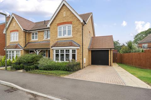 8 Great Barn Crescent, West End, Woking, GU24 9FX