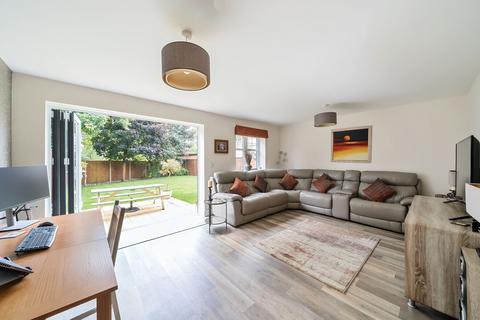 8 Great Barn Crescent, West End, Woking, GU24 9FX