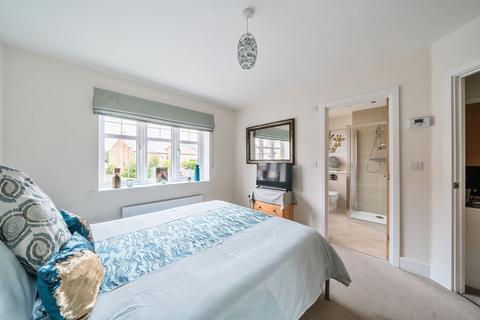 8 Great Barn Crescent, West End, Woking, GU24 9FX
