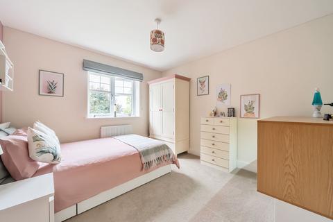 8 Great Barn Crescent, West End, Woking, GU24 9FX