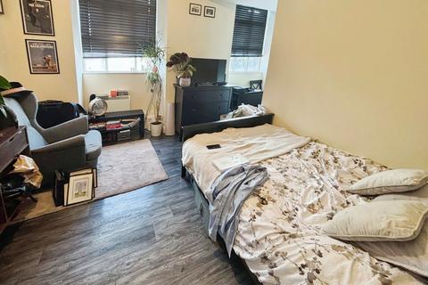 Studio to rent, Wellington Road South, Stockport, Greater Manchester, SK3