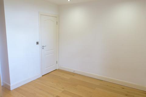 2 bedroom flat to rent, Station Road, London, NW4