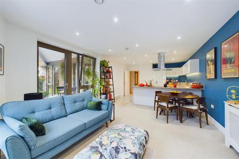 3 bedroom flat for sale, Corio House, The Grange, London, SE1