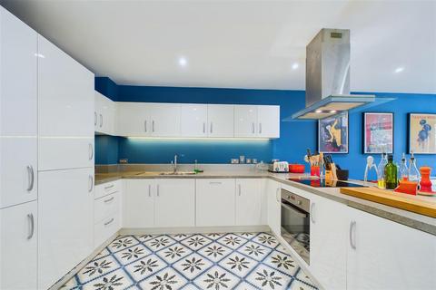 3 bedroom flat for sale, Corio House, The Grange, London, SE1