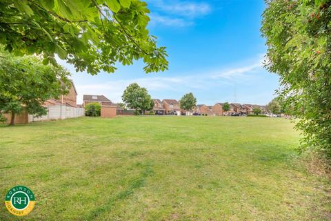 3 bedroom semi-detached house for sale, Fiddlers Drive, Armthorpe, Doncaster