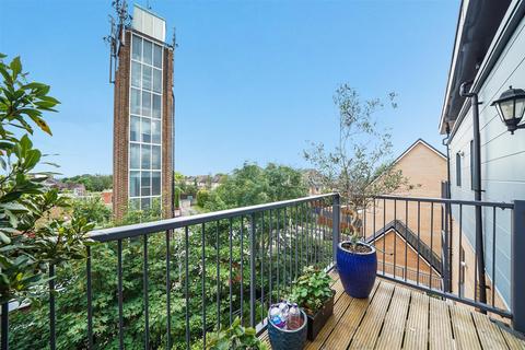 2 bedroom flat for sale, Shingly Place, Chingford