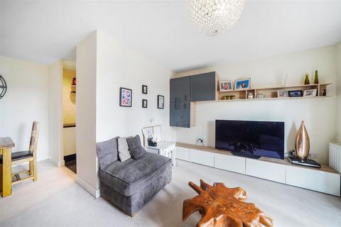 2 bedroom flat for sale, Shingly Place, Chingford