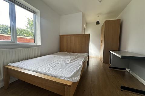 5 bedroom terraced house to rent, Archer Road, Stevenage