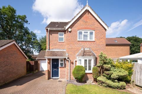 3 bedroom detached house for sale, De Burgh Gardens, Tadworth