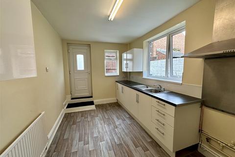 3 bedroom terraced house to rent, Willow Road, Darlington