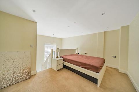 2 bedroom house to rent, Princess Park Manor East Wing, Royal Drive, London N11