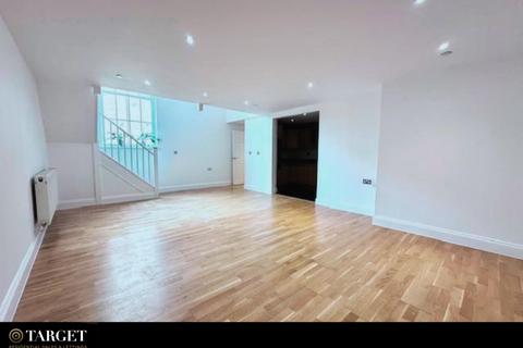 2 bedroom house to rent, Princess Park Manor East Wing, Royal Drive, London N11