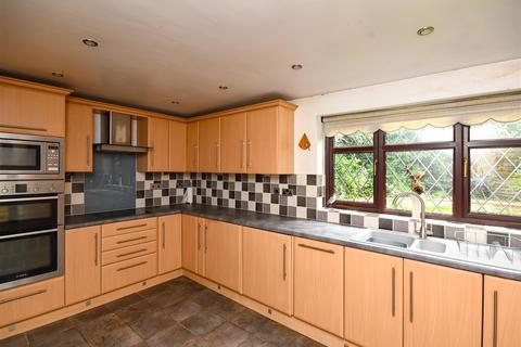 18 Calvin Close, Wombourne, Wolverhampton, WV5 0DF