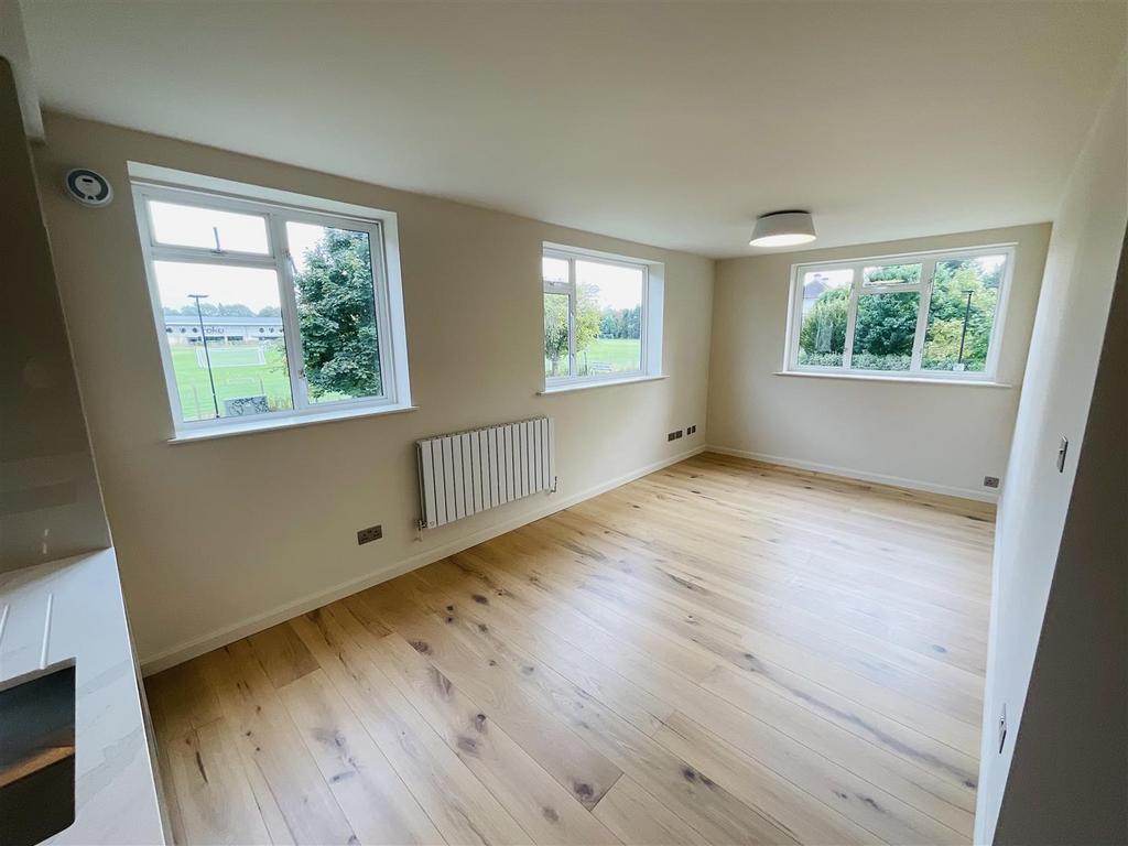 4 Livingroom.jpg