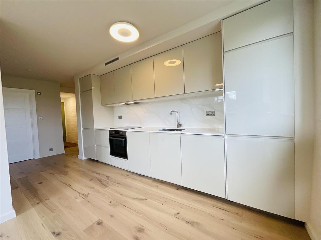 6 Kitchen.jpg