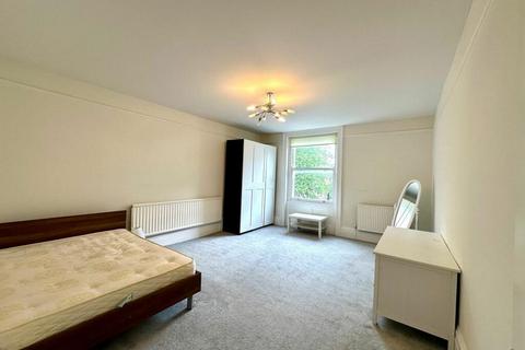 4 bedroom flat to rent, Finchley Road, London NW8