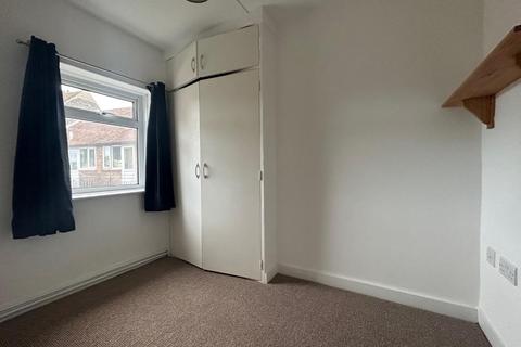 2 bedroom end of terrace house to rent, The Street, Newington