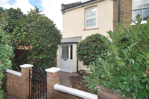 3 bedroom end of terrace house to rent, Staten Gardens, Twickenham