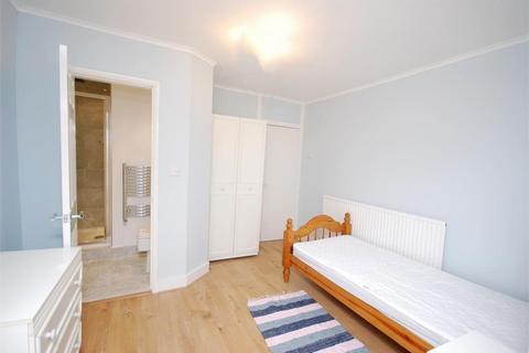 3 bedroom end of terrace house to rent, Staten Gardens, Twickenham