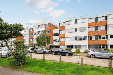 2 bedroom ground floor flat for sale, Trent Court, New Wanstead