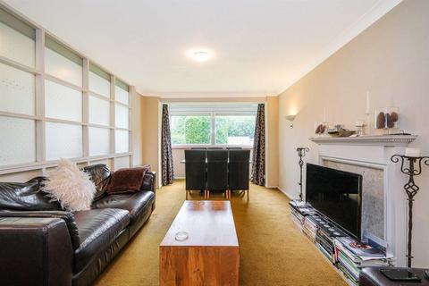 2 bedroom ground floor flat for sale, Trent Court, New Wanstead