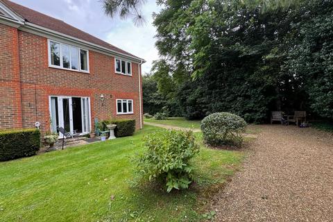 2 bedroom apartment to rent, Nevill Court, West Malling