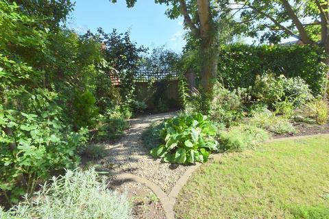 4 Nightingale Walk, Windsor, SL4 3HS