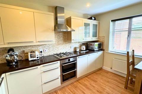 4 bedroom townhouse for sale, St. Martins Field, Otley, LS21 2FN