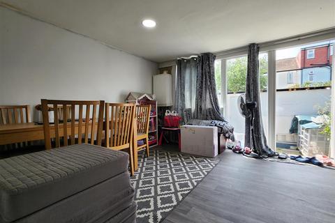 3 bedroom terraced house for sale, Leader Avenue, London