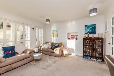 2 bedroom flat to rent, Kings Road, Brighton
