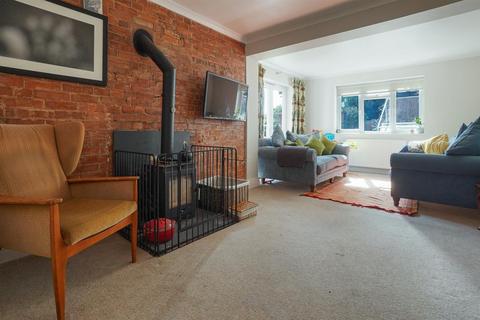 3 bedroom end of terrace house for sale, Highfield Close, Snitterfield, Stratford-Upon-Avon