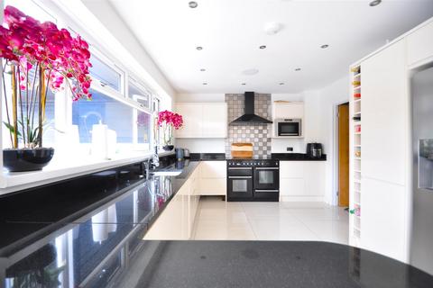 5 bedroom detached house for sale, Pinnacle Hill, Bexleyheath DA7