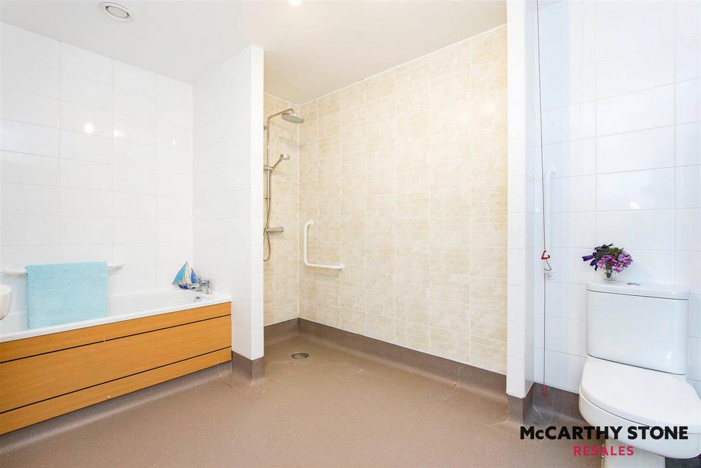 Bathroom(c)jpg